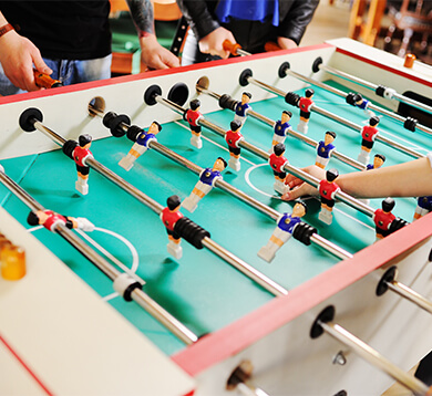 Baby-foot à la salle de jeux du camping en Bretagne