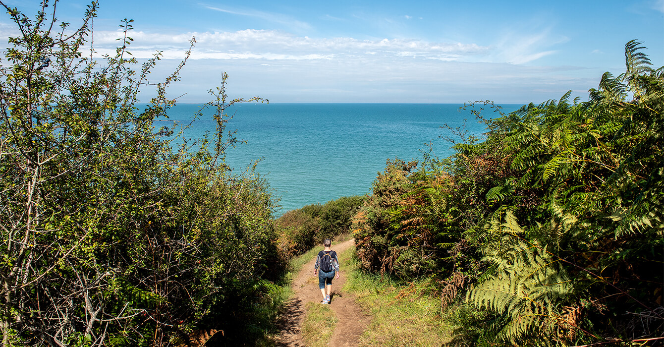 Camping la Petite Ville à Pordic : randonnée pédestre à proximité de la mer