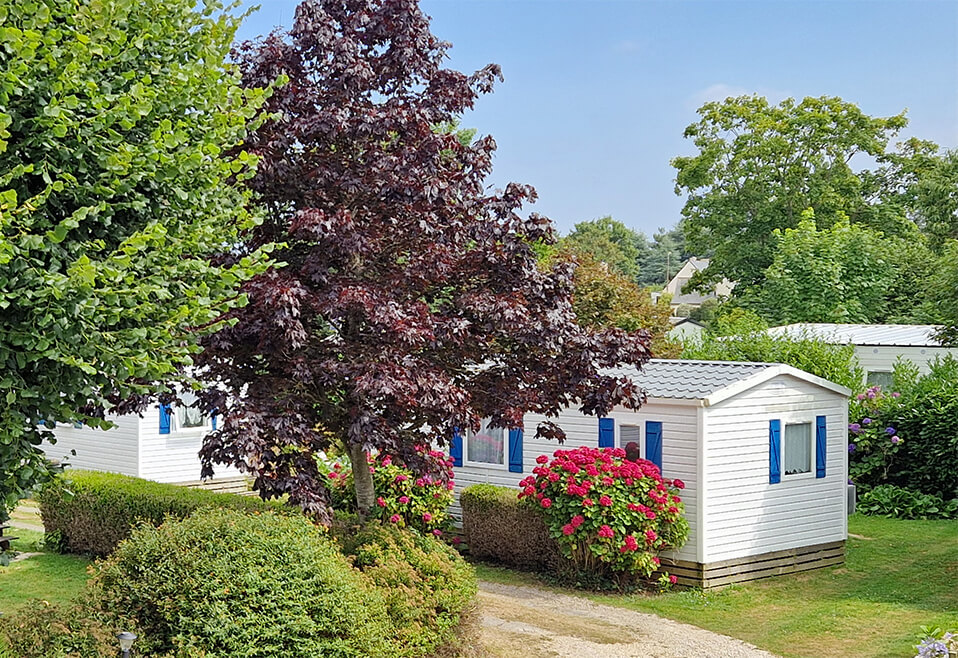 Vue extérieure d’un mobil-home en location au camping la Petite Ville à Pordic